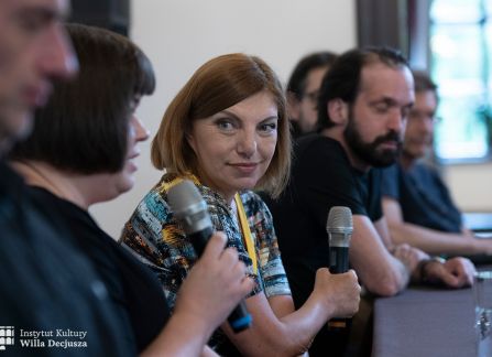 fotografia. spotkanie literacki środek europy w ramach festiwalu art piknik w willi decjusza. zaproszeni goście dyskutują przy długim stole w sali marceliny czartoryskiej.  Alena Mornštajnová mówi do mikrofonu.